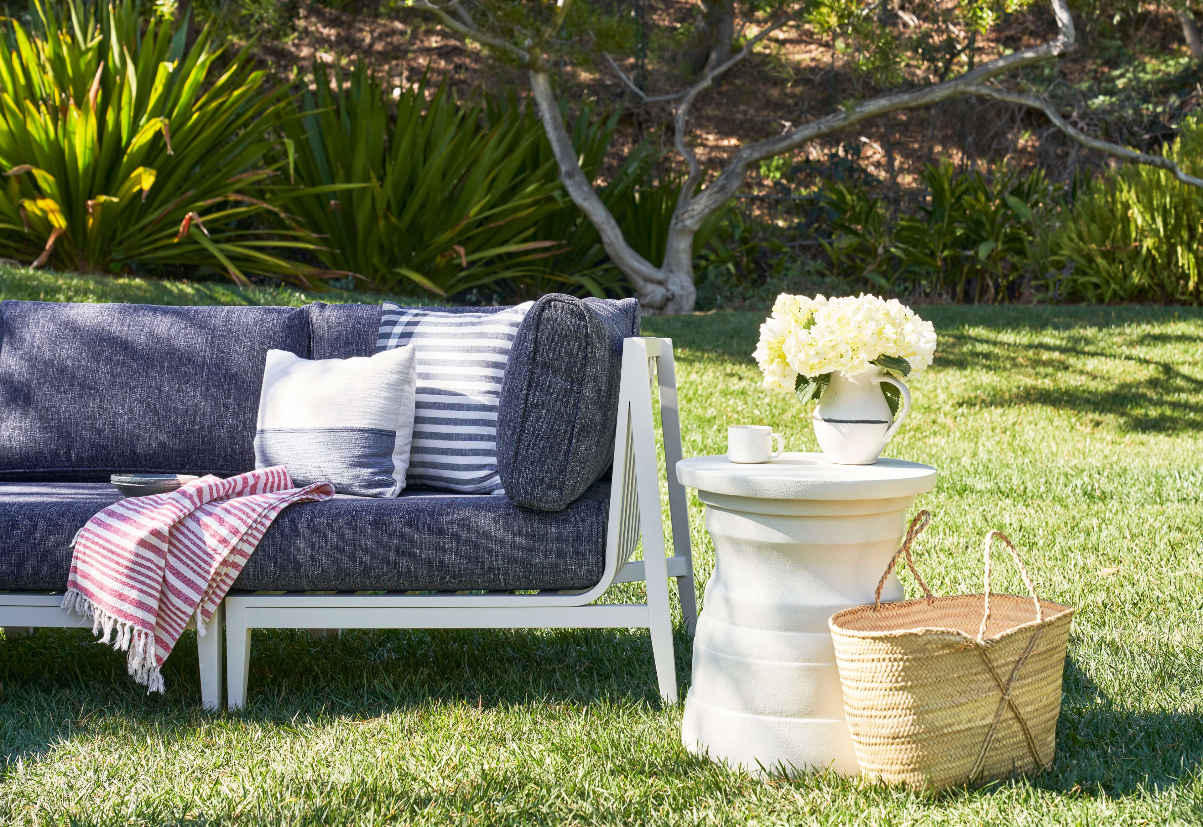 Table d'appoint extérieure en béton à plusieurs niveaux